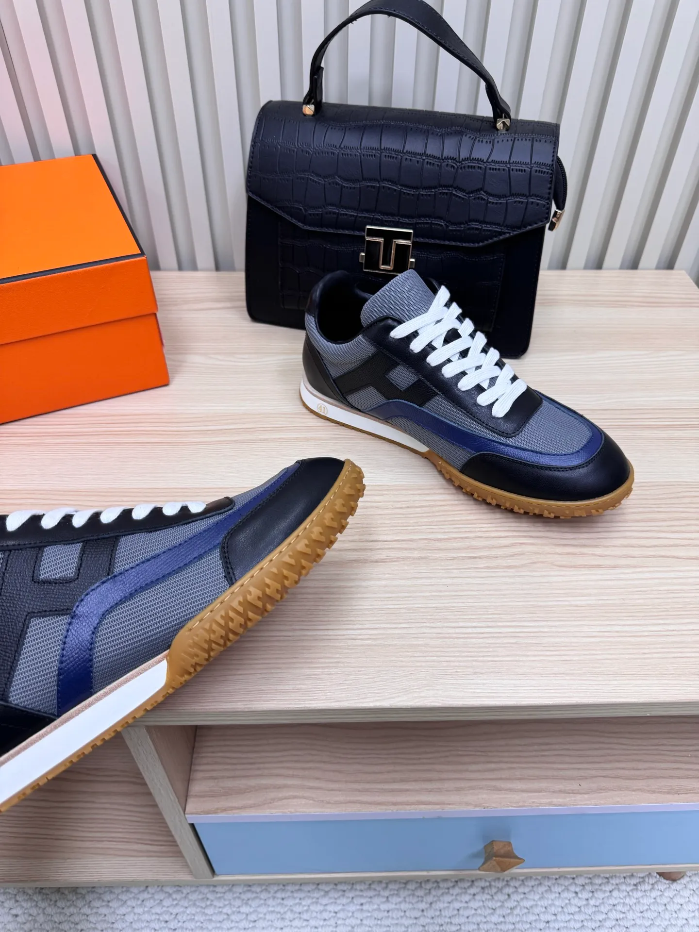 👟👟Ex-factory price 600👟👟 Hermes / Top version #couple style 24ss casual sneakers Suede goatskin sneakers decorated with contrasting patterns and iconic "H" details, beautifully packaged at the delivery counter🛍📦 Fabric: suede + down cloth Lining: mixed sheep lining Outsole: original TPU Bottom thickness: 2CM Size: 35-45